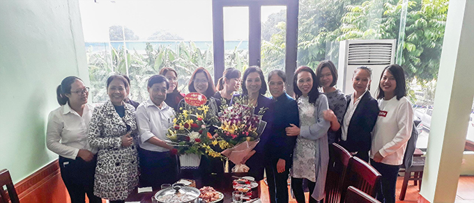 Đồng chí Nguyễn Trọng Vinh có bó hoa tươi thắm dành tặng đến toàn thể chị em cán bộ công ty nhân ngày 20/10